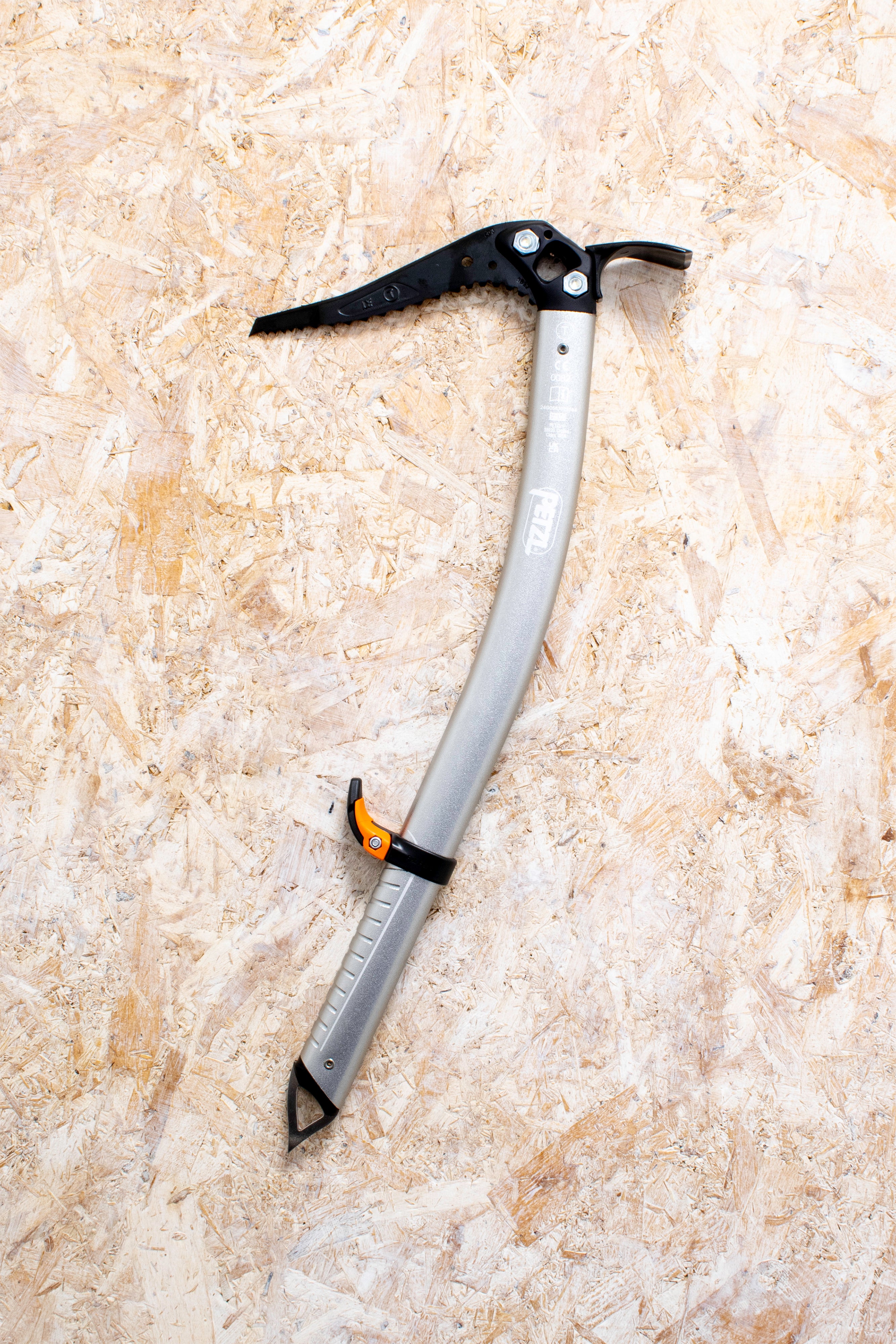 Petzl Nomic, multifunctionele ijsbijl voor ijsklimmen en drytool Petzl Nomic, multifunctionele ijsbijl voor ijsklimmen en drytool